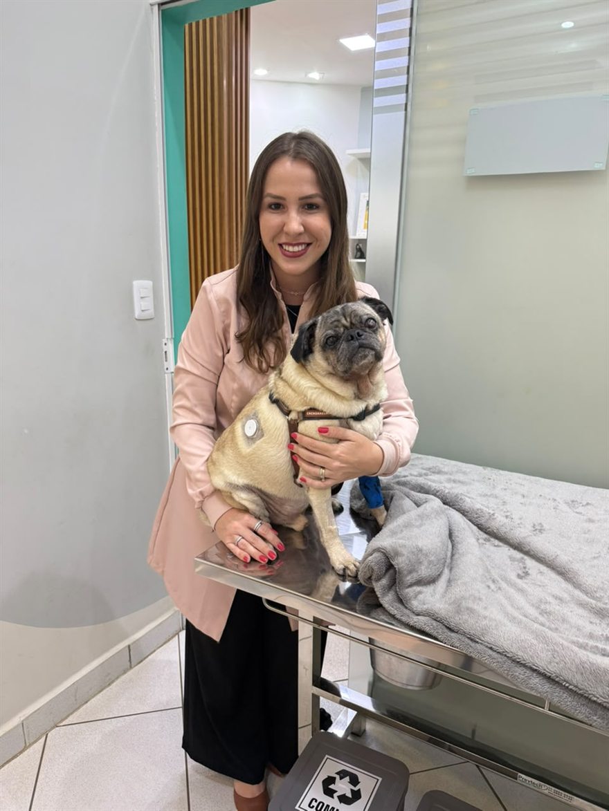 Dra. Giuliane Milani, médica-veterinária, em atendimento no consultório